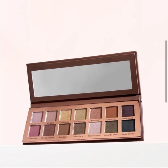 Best Dressed Lids Eyeshadow Palette - Picture 6 of 9